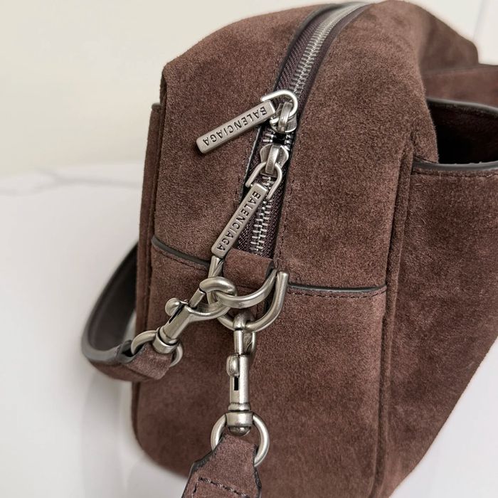 BALENCIAGA 188034 スエードカメラバッグ 斜め掛け サイズ:23x15.5x9.9cm