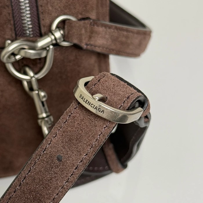 BALENCIAGA 188034 スエードカメラバッグ 斜め掛け サイズ:23x15.5x9.9cm