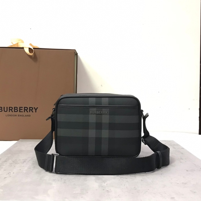 BURBERRY チェック斜め掛け サイズ:25x18cm BURBERRY チェック斜め掛け サイズ:25x18cm