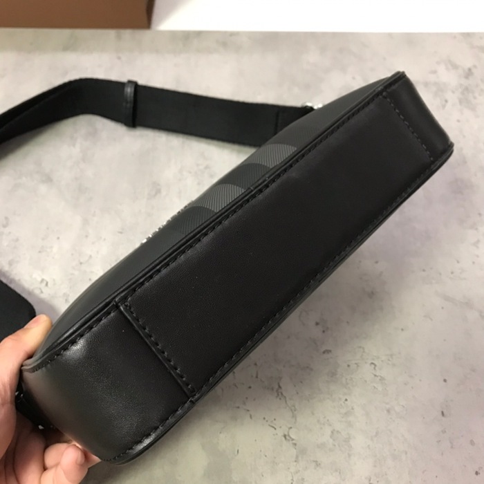 BURBERRY チェック斜め掛け サイズ:25x18cm