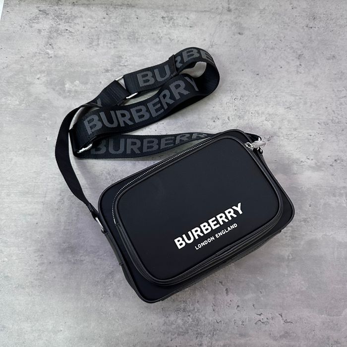 BURBERRY ECONYL素材斜め掛け サイズ:22.5x16x6.5cm