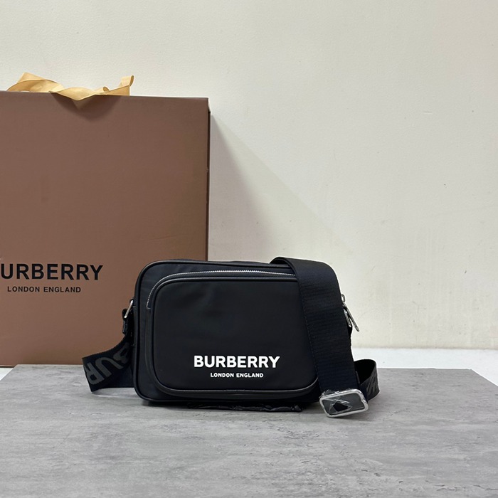 BURBERRY ECONYL素材斜め掛け サイズ:22.5x16x6.5cm