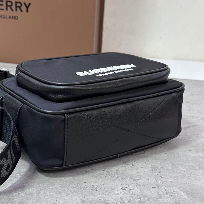 BURBERRY ECONYL素材斜め掛け サイズ:22.5x16x6.5cm