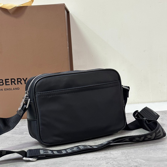 BURBERRY ECONYL素材斜め掛け サイズ:22.5x16x6.5cm