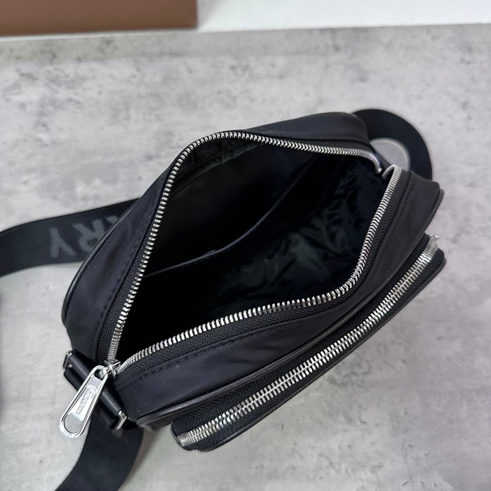 BURBERRY ECONYL素材斜め掛け サイズ:22.5x16x6.5cm