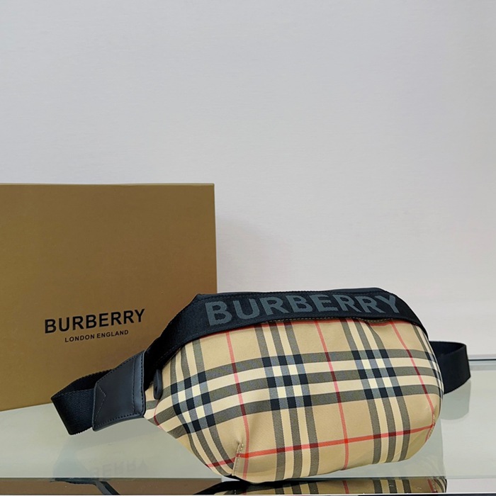 BURBERRY ナイロンウエストバッグ サイズ:31x17cm