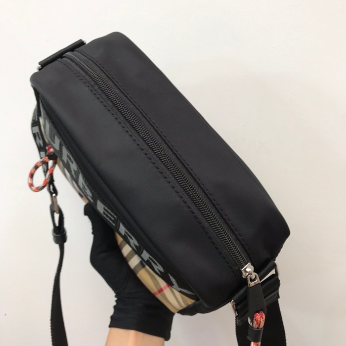 BURBERRY 6691 パイロットナイロン斜め掛け サイズ:22x16.5x11cm