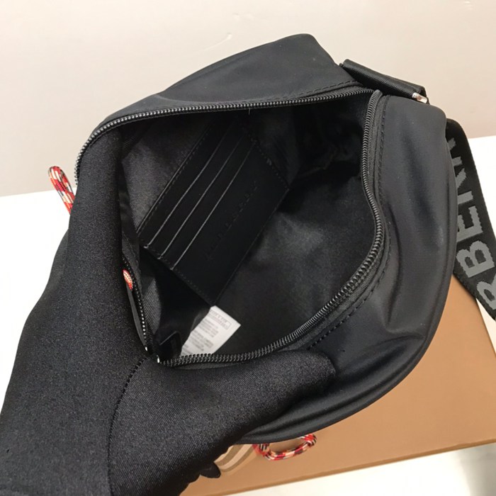 BURBERRY 6691 パイロットナイロン斜め掛け サイズ:22x16.5x11cm