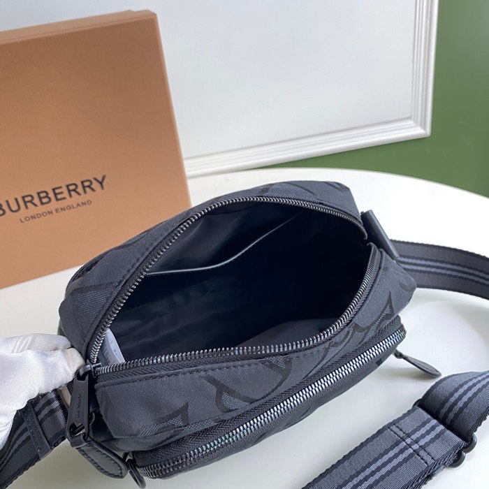 BURBERRY 3482 ナイロンカメラバッグ サイズ:23x15cm