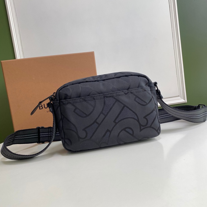 BURBERRY 3482 ナイロンカメラバッグ サイズ:23x15cm