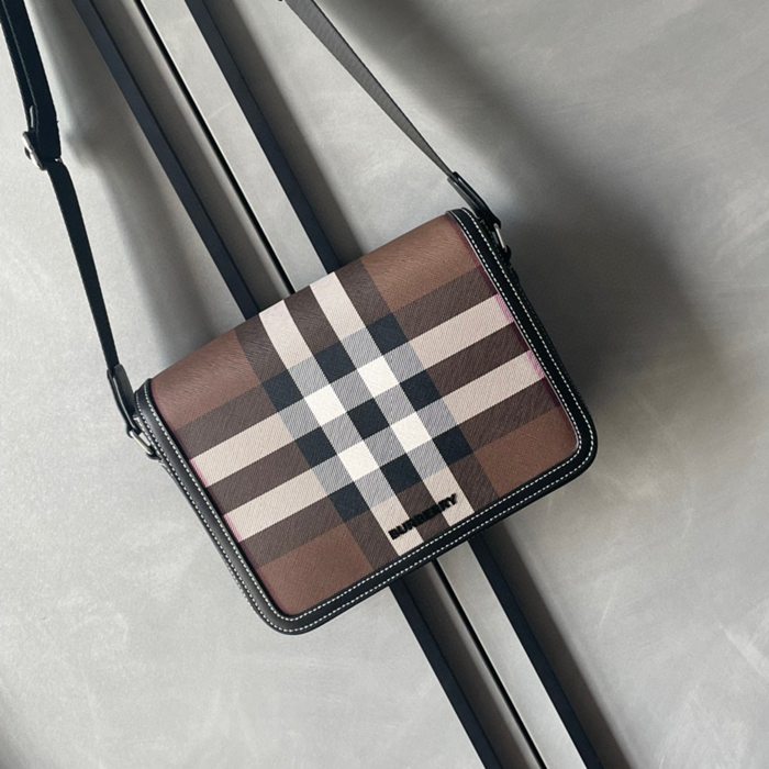 BURBERRY チェックメッセンジャー サイズ:25.5x21.5x6.5cm
