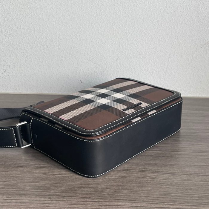 BURBERRY チェックメッセンジャー サイズ:25.5x21.5x6.5cm