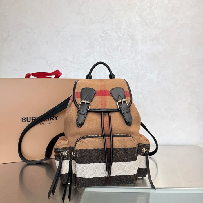 BURBERRY 2011 キャンバスチェック軍用リュック サイズ:32x22cm BURBERRY 2011 キャンバスチェック軍用リュック サイズ:32x22cm