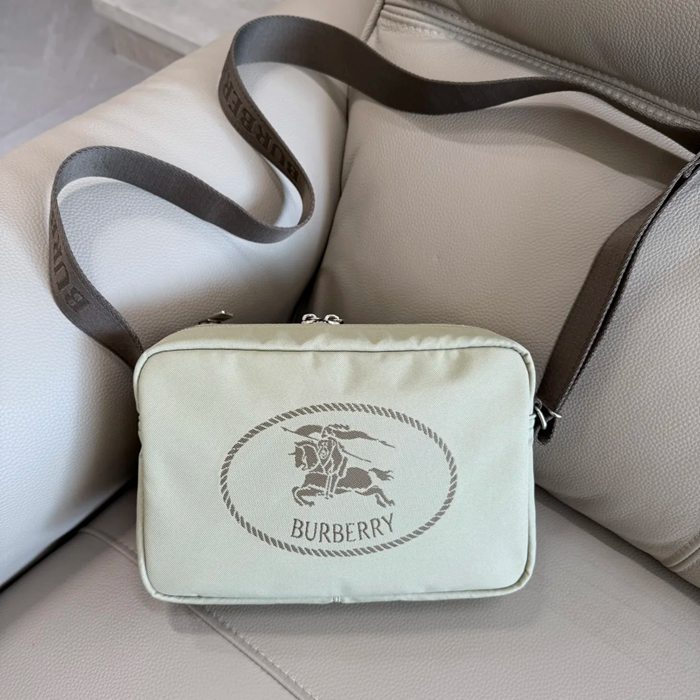 BURBERRY 3881 斜め掛け サイズ:26.5x18cm BURBERRY 3881 斜め掛け サイズ:26.5x18cm