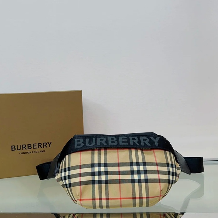 BURBERRY ナイロンウエストバッグ サイズ:31x17cm BURBERRY ナイロンウエストバッグ サイズ:31x17cm