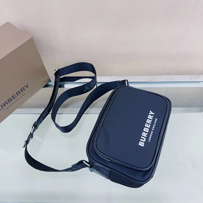 BURBERRY ECONYL素材斜め掛け サイズ:22.5x16x6.5cm