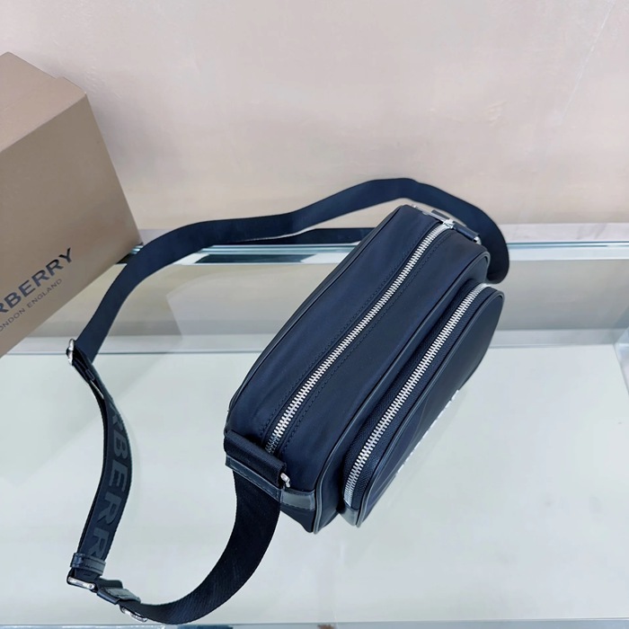 BURBERRY ECONYL素材斜め掛け サイズ:22.5x16x6.5cm