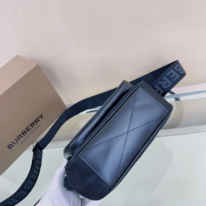 BURBERRY ECONYL素材斜め掛け サイズ:22.5x16x6.5cm