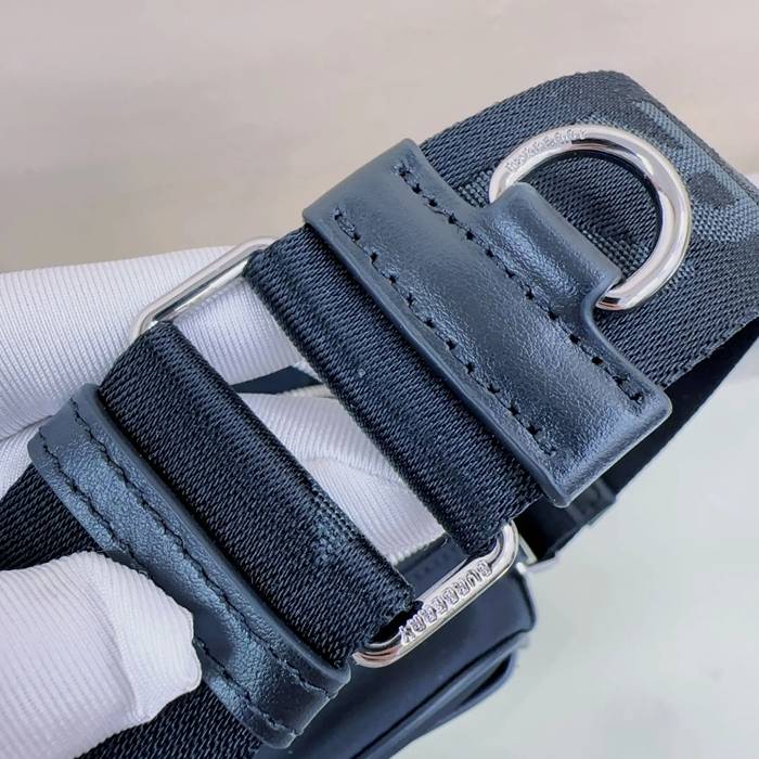 BURBERRY ECONYL素材斜め掛け サイズ:22.5x16x6.5cm