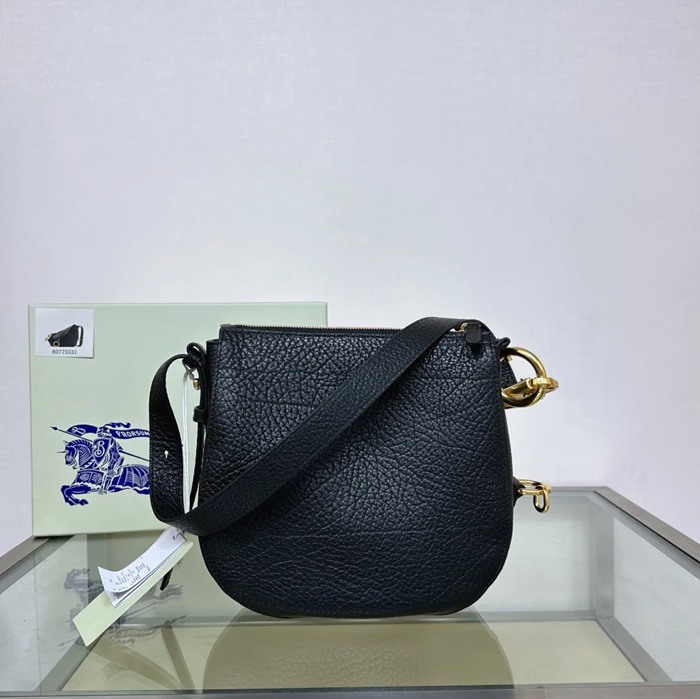 BURBERRY ナイトバトルバッグ 粒紋カーフ サイズ:24x23cm BURBERRY ナイトバトルバッグ 粒紋カーフ サイズ:24x23cm