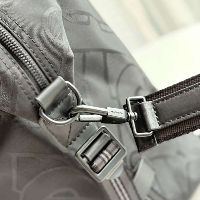 BURBERRY ナイロントラベルバッグ ニューTB素材 サイズ:50x29x19cm