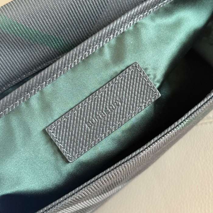 BURBERRY 8481 チェックメッセンジャー グリッド サイズ:28x23cm