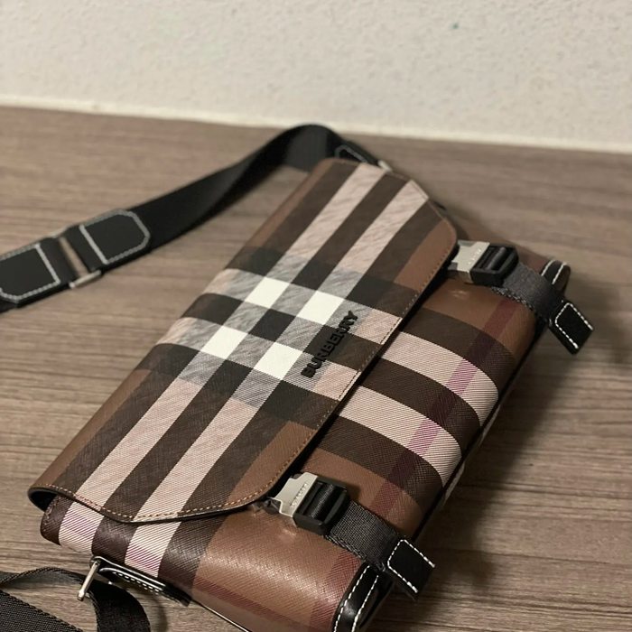 BURBERRY ブラウンチェックメッセンジャー サイズ:29x17.5x8.5cm