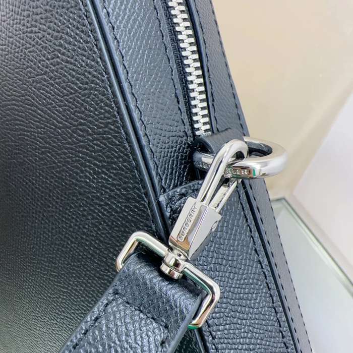BURBERRY 8121 粒紋牛皮ブリーフケース サイズ:37.5x27cm
