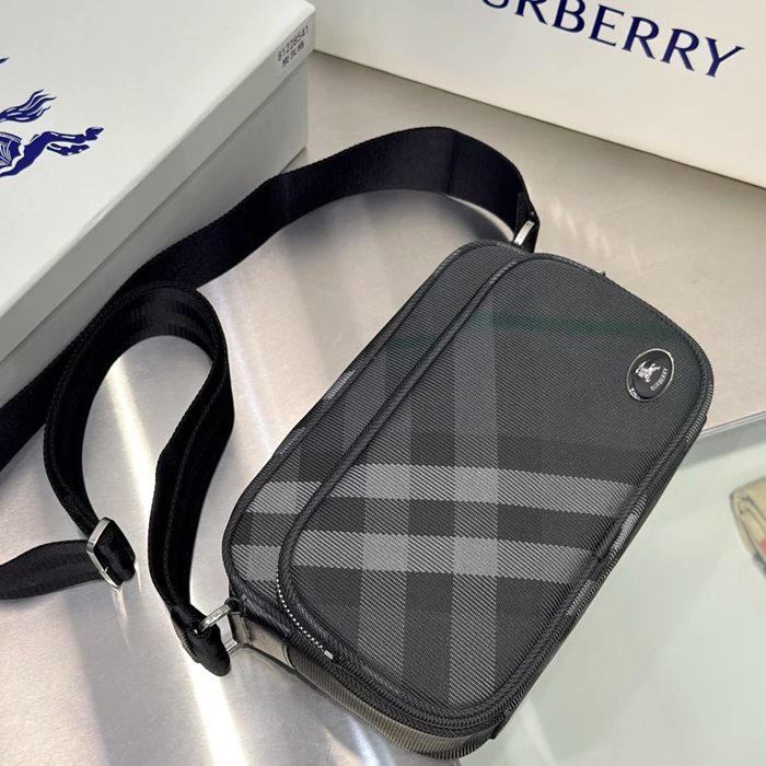 BURBERRY 8541 リブナイロン斜め掛け ナイトロゴ サイズ:26x17cm BURBERRY 8541 リブナイロン斜め掛け ナイトロゴ サイズ:26x17cm