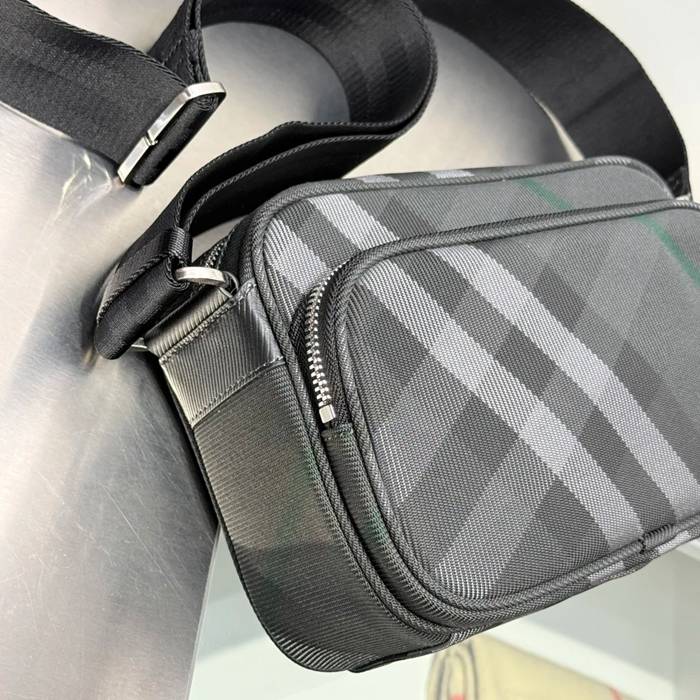 BURBERRY 8541 リブナイロン斜め掛け ナイトロゴ サイズ:26x17cm
