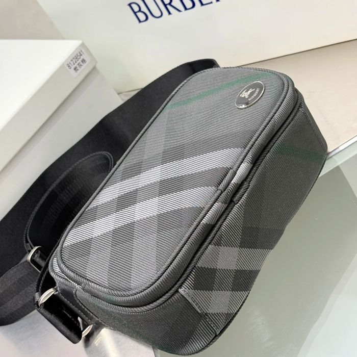 BURBERRY 8541 リブナイロン斜め掛け ナイトロゴ サイズ:26x17cm