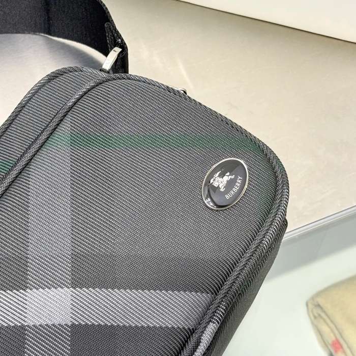 BURBERRY 8541 リブナイロン斜め掛け ナイトロゴ サイズ:26x17cm