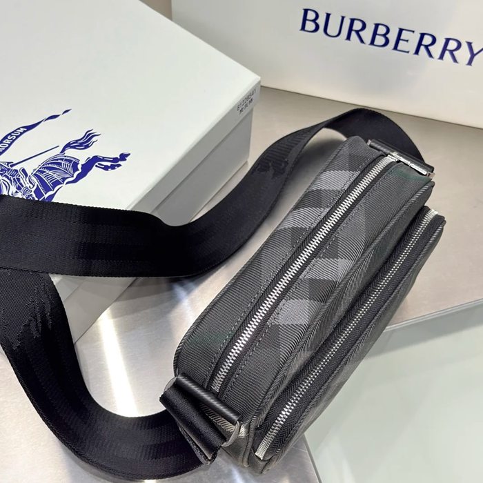 BURBERRY 8541 リブナイロン斜め掛け ナイトロゴ サイズ:26x17cm