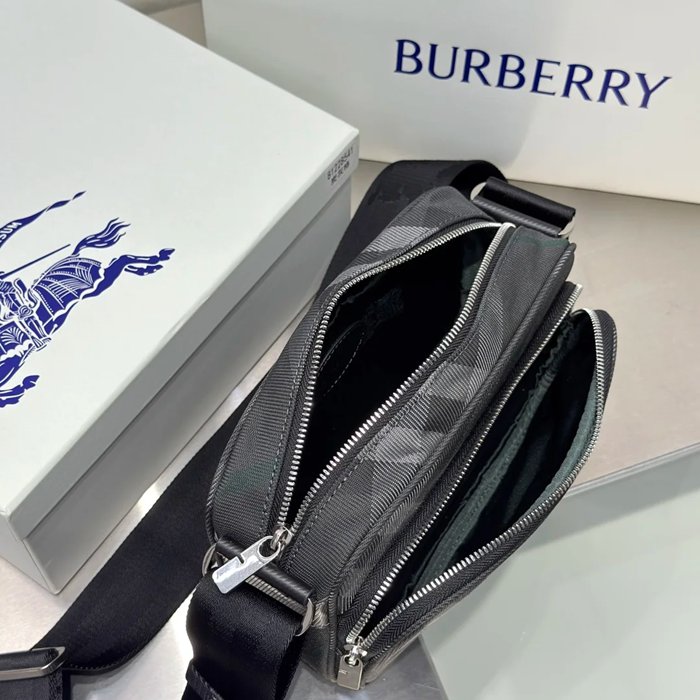 BURBERRY 8541 リブナイロン斜め掛け ナイトロゴ サイズ:26x17cm