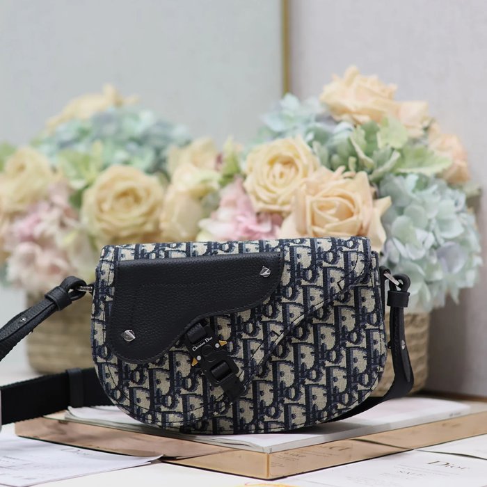 DIOR 325 プリント牛皮サドルフラップメッセンジャー 青布 サイズ:24x16.5x5.5cm DIOR 325 プリント牛皮サドルフラップメッセンジャー 青布 サイズ:24x16.5x5.5cm
