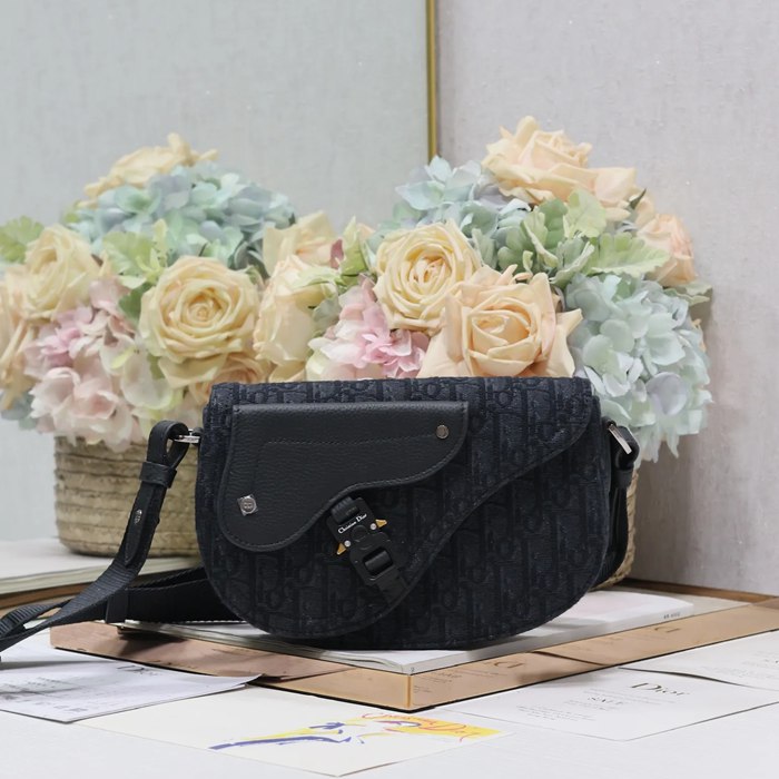 DIOR 325 プリント牛皮サドルフラップメッセンジャー 黒布 サイズ:24x16.5x5.5cm