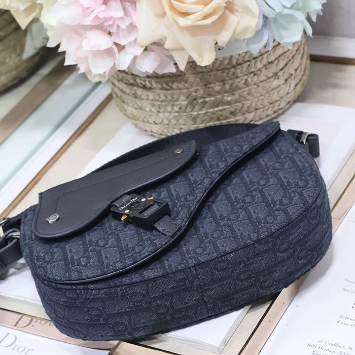 DIOR 325 プリント牛皮サドルフラップメッセンジャー 黒布 サイズ:24x16.5x5.5cm