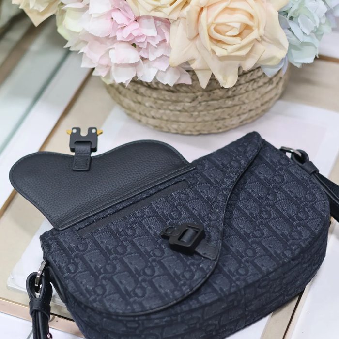 DIOR 325 プリント牛皮サドルフラップメッセンジャー 黒布 サイズ:24x16.5x5.5cm