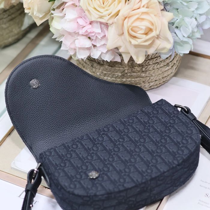 DIOR 325 プリント牛皮サドルフラップメッセンジャー 黒布 サイズ:24x16.5x5.5cm