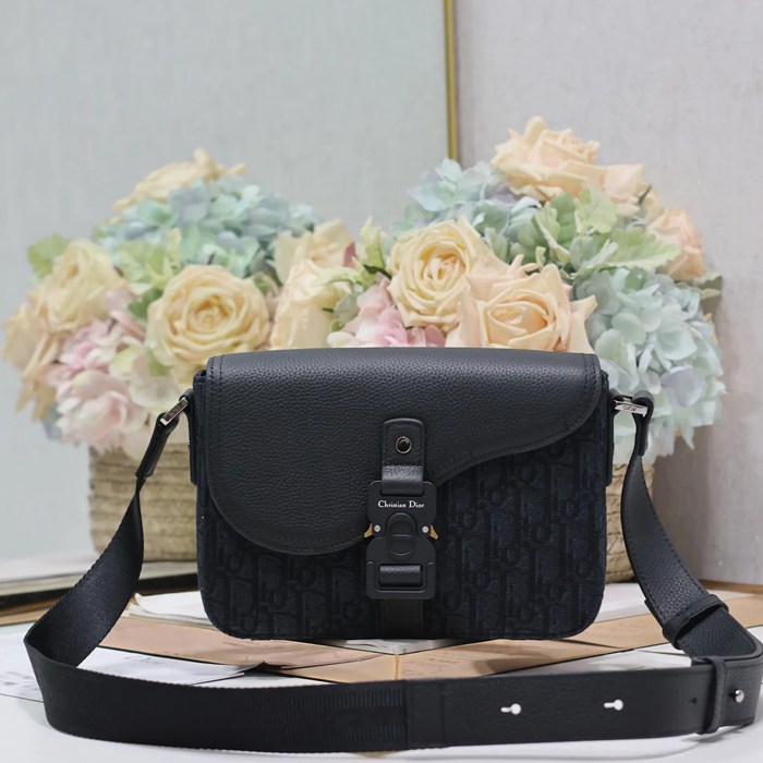 DIOR 049 プリント牛皮サドルフラップメッセンジャー 黒布 サイズ:23x17cm DIOR 049 プリント牛皮サドルフラップメッセンジャー 黒布 サイズ:23x17cm