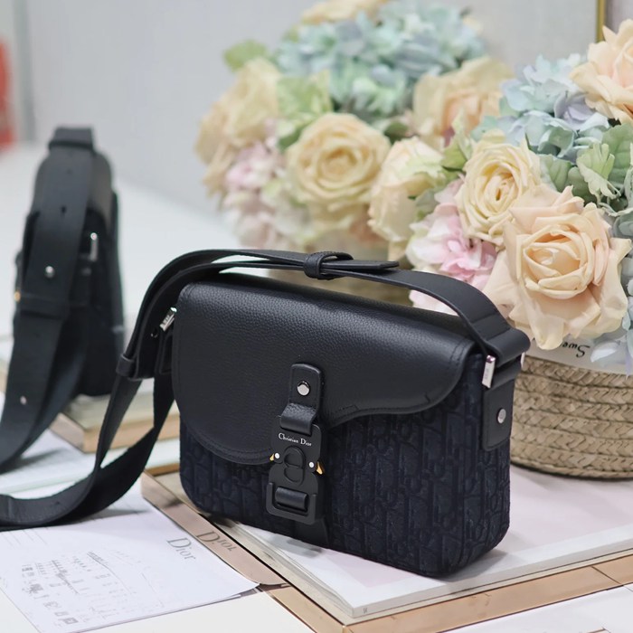 DIOR 049 プリント牛皮サドルフラップメッセンジャー 黒布 サイズ:23x17cm