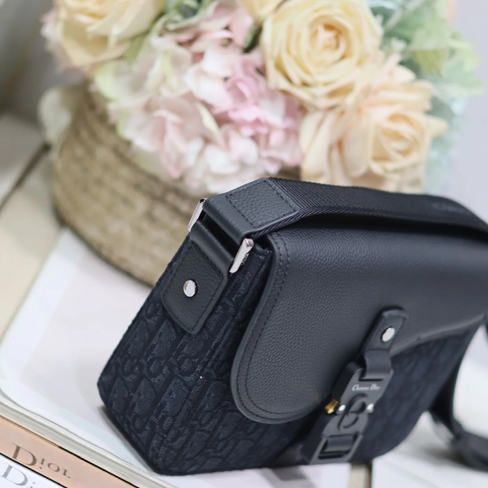 DIOR 049 プリント牛皮サドルフラップメッセンジャー 黒布 サイズ:23x17cm
