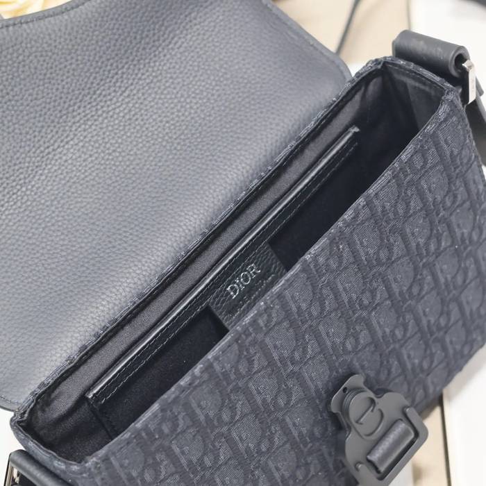 DIOR 049 プリント牛皮サドルフラップメッセンジャー 黒布 サイズ:23x17cm