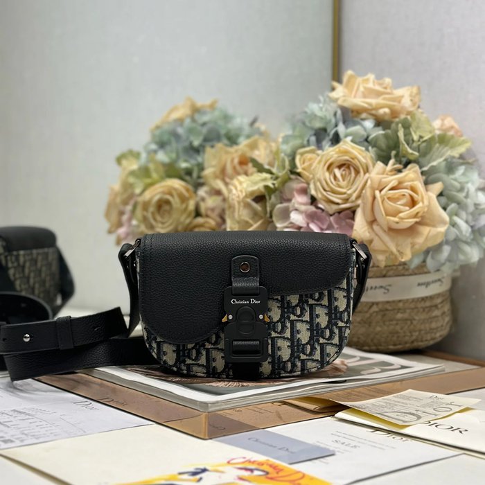 DIOR 435 プリント牛皮サドルフラップメッセンジャー 青布 サイズ:20x13.5x5.5cm DIOR 435 プリント牛皮サドルフラップメッセンジャー 青布 サイズ:20x13.5x5.5cm