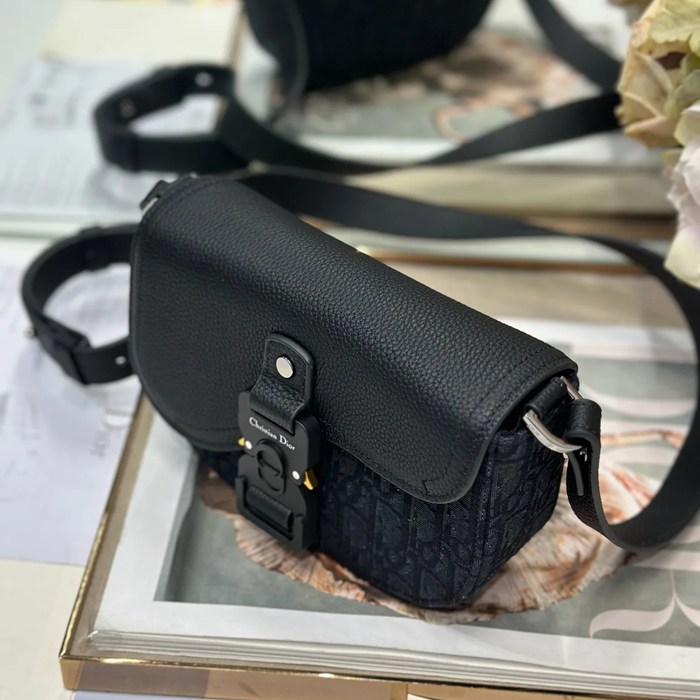 DIOR 435 プリント牛皮サドルフラップメッセンジャー サイズ:20x13.5x5.5cm