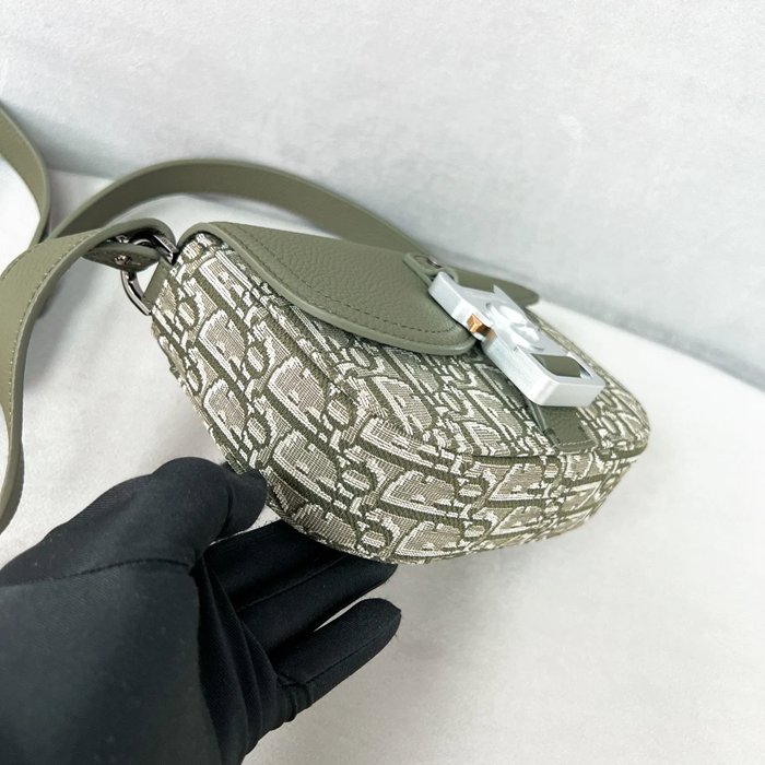 DIOR ミニサドルメッセンジャー サイズ:19.5x13x4.3cm