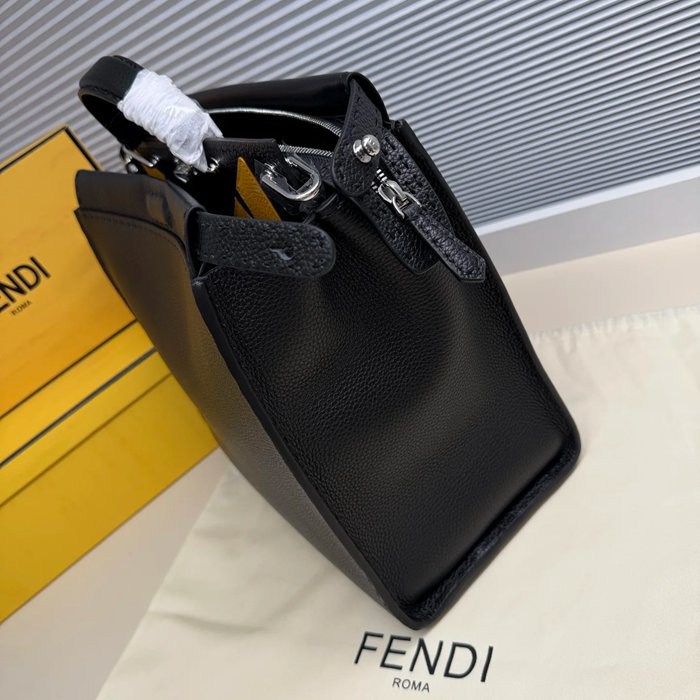 FENDI 牛皮荔枝紋斜め掛け サイズ:38x33x16cm