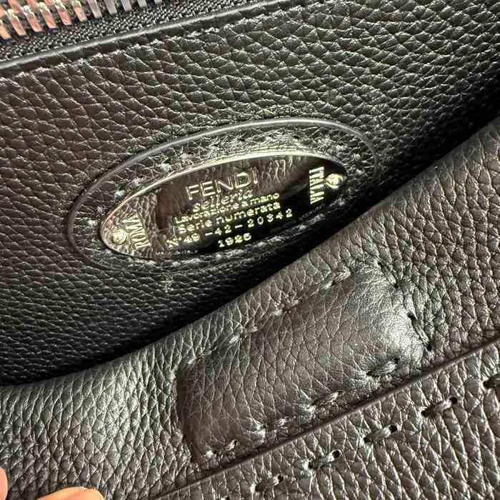 FENDI 牛皮荔枝紋斜め掛け サイズ:38x33x16cm