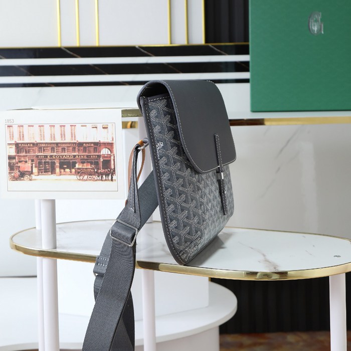 GOYARD クルシエメッセンジャー グレー サイズ:32x25cm