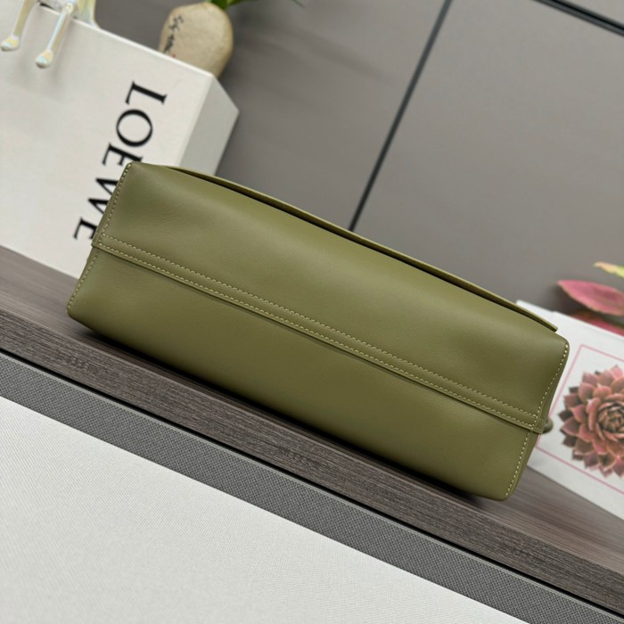 LOEWE 062404A 光沢牛皮革 フラメンコ サイズ:34x24x12cm